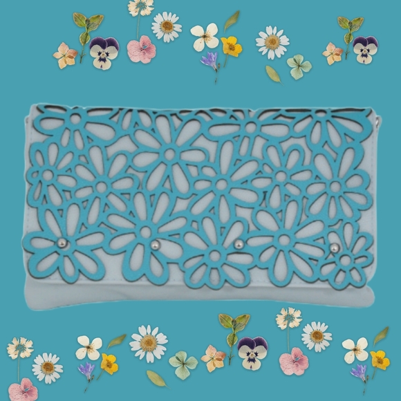 Daisy Clutch Crossbody Grey and Blue NWT - Picture 2 of 5